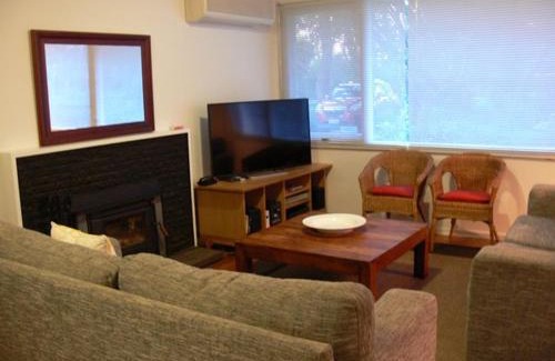 Silverleaves House | Welcoming Retreat at 10 Woodland Avenue for All Travelers