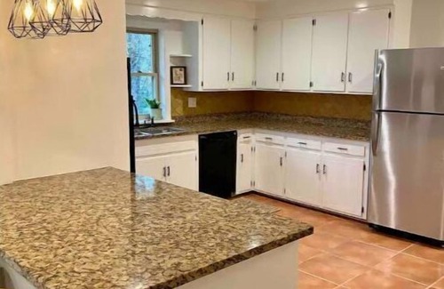 Williston House | Rated 10/10: The Woodland House with Family-Friendly Amenities