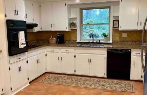 Williston House | Rated 10/10: The Woodland House with Family-Friendly Amenities