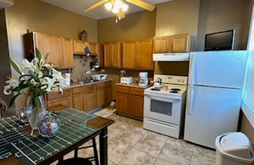 Woodlawn Apartment | Discover The Woodlawn Oasis: Your Lake View Retreat