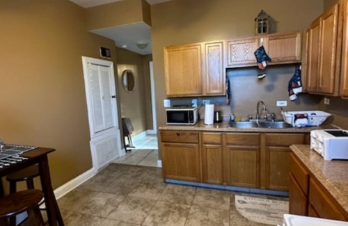 Woodlawn Apartment | Discover The Woodlawn Oasis: Your Lake View Retreat