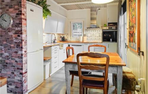 Arendal House | Woodpecker Cottage Tree: Family-Friendly Retreat with Hot Tub
