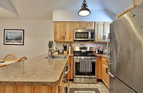 Killington Condo | Discover The Woods V8: 2BR Condo with Prime Amenities
