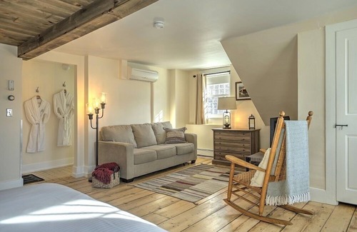 Woodstock Bed & Breakfast | Eco-Friendly Retreat at The Woodstocker B&B with Spa & Pool