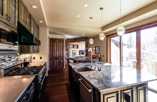 Woody Creek House | Experience The Woody Creek Chalet: Pet Friendly & Spa Retreat