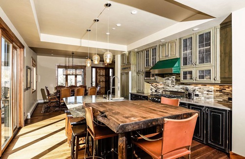 Woody Creek House | Experience The Woody Creek Chalet: Pet Friendly & Spa Retreat