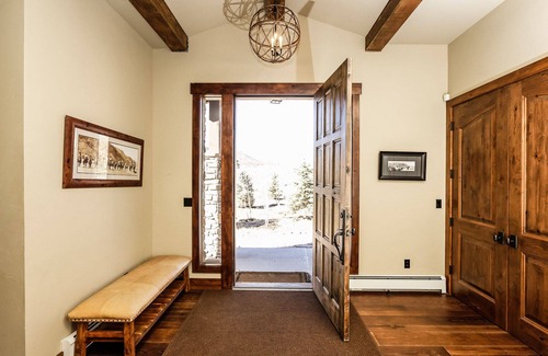 Woody Creek House | Experience The Woody Creek Chalet: Pet Friendly & Spa Retreat