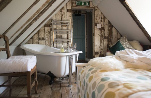 Wavehorne Hotel | Unforgettable Getaway at The Woolpack Inn Warehorne