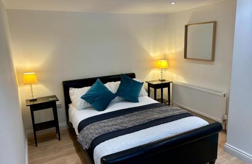 Laxey Apartment | Highly Rated Family-Friendly Retreat at The Workshop, Bridge House