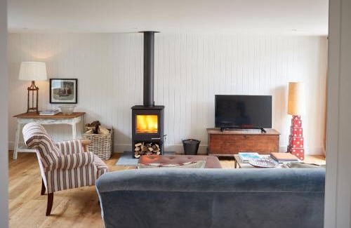 Fakenham House | Pet-Friendly Retreat: The Workshop with 9.6 Guest Rating