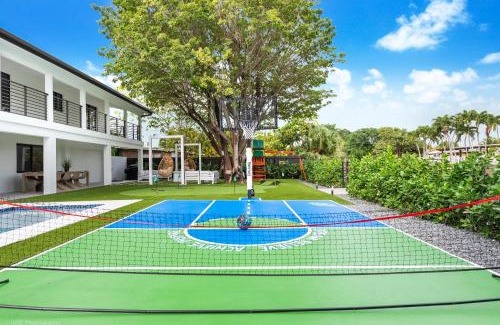 Ludlam House | Experience The World Mansion: Heated Pool & Canal Views