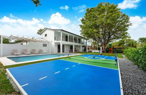 Ludlam House | Experience The World Mansion: Heated Pool & Canal Views