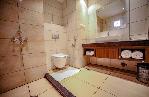Kiriburu Hotel | Discover The World Barbil: Family-Friendly with Breakfast