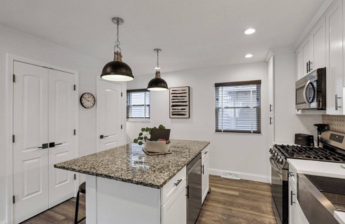 University District Apartment | Guest Rated 10/10: The Worthington with Pet-Friendly Amenities