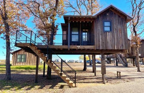 Elm Mott Other | Discover The Wren Treehouse Near Magnolia Baylor