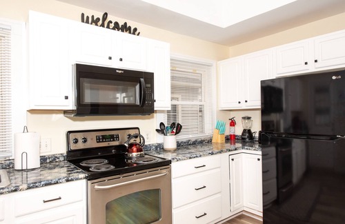Dayton House | Top-Rated Wright Bungalow: Ocean View & Spa near WSU