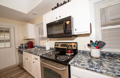 Dayton House | Top-Rated Wright Bungalow: Ocean View & Spa near WSU