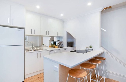 Adelaide Central Business District Apartment | Stylish Central Chinatown Home with Family-Friendly Amenities