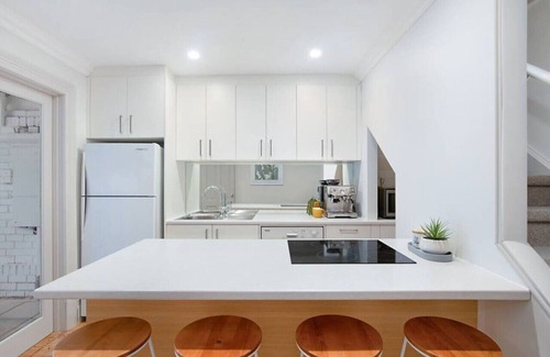 Adelaide Central Business District Apartment | Stylish Central Chinatown Home with Family-Friendly Amenities