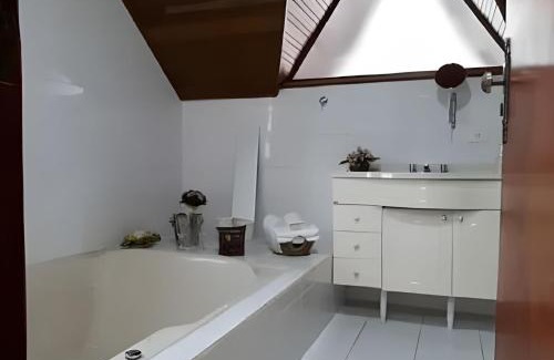 Vila Poran Bed & Breakfast | Experience The Writer's House: 4-Star Retreat with Spa & Hot Tub