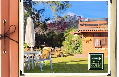 Vila Poran Bed & Breakfast | Experience The Writer's House: 4-Star Retreat with Spa & Hot Tub
