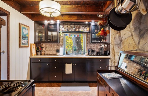 New Albany Cabin | Guest Rated: The Writer’s Den with Pet-Friendly Amenities