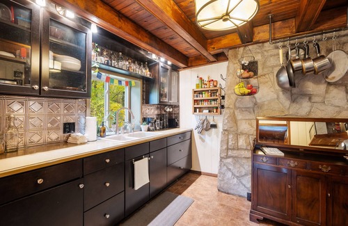 New Albany Cabin | Guest Rated: The Writer’s Den with Pet-Friendly Amenities