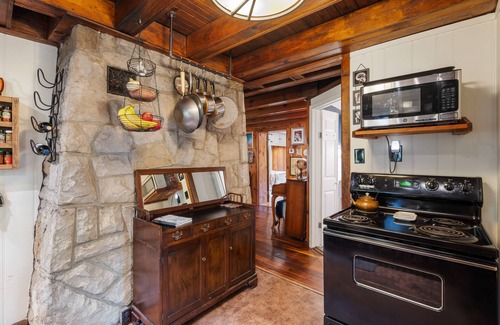 New Albany Cabin | Guest Rated: The Writer’s Den with Pet-Friendly Amenities