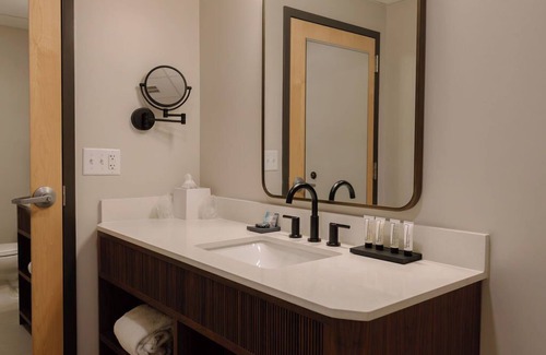 Beverly Hotel | Experience The Wylie Inn with Pool and Spa at Endicott College
