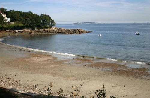 Beverly Hotel | Relax at The Wylie Inn with Beach Access and Pool