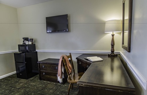Lenox Hotel | Experience The Yankee: 9/10 Rated Hotel with Spa & Pool