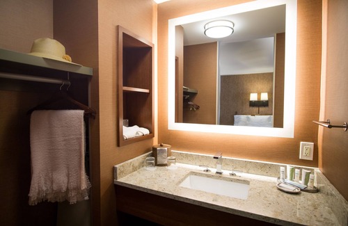Lenox Hotel | Experience The Yankee: 9/10 Rated Hotel with Spa & Pool