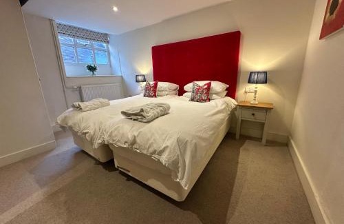 Sherborne House | Pet-Friendly Haven: Discover The Yard House, 4-Star Comfort