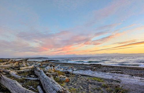 Oak Harbor House | Experience Oceanfront Bliss at The Yellow Buoy Hotel