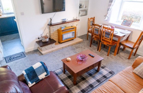 Leuchars Cottage | The Yellow Cottage - sleeps 5 guests in 3 bedrooms