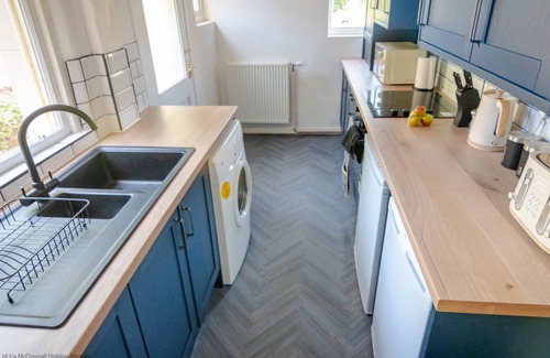 Leuchars Cottage | The Yellow Cottage - sleeps 5 guests in 3 bedrooms