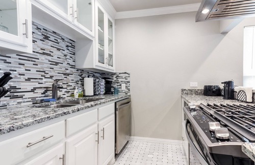 Oak Cliff House | Experience The Yellow House of Bishop Arts with Kitchen Access
