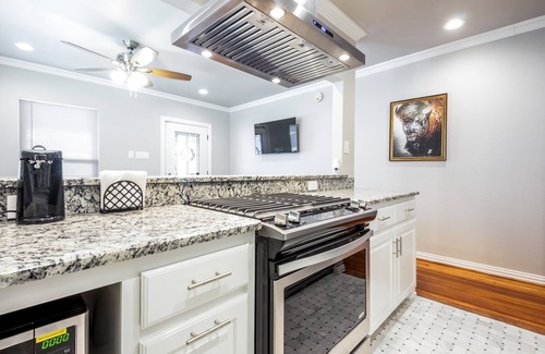 Oak Cliff House | Experience The Yellow House of Bishop Arts with Kitchen Access