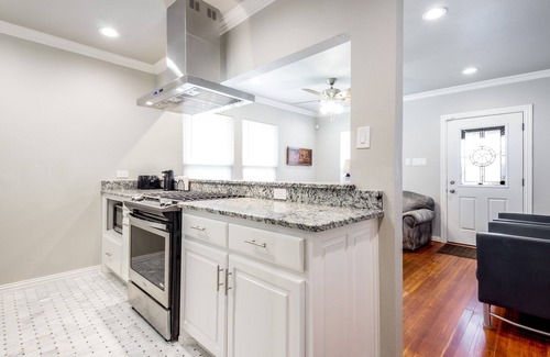 Oak Cliff House | Experience The Yellow House of Bishop Arts with Kitchen Access