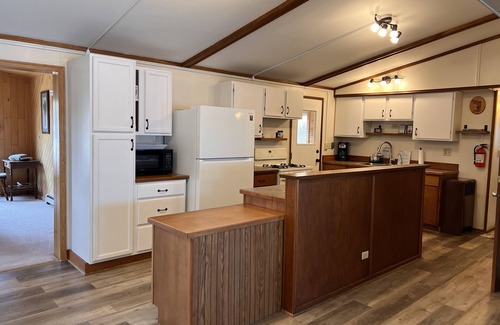 Hayward Cabin | Tranquil Yellow House on the Lake - Private Cabin Retreat