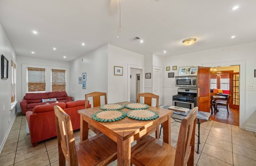 Travis Heights House | The Yellow Rose of SoCo:Charming Home Steps from South Congress and 1 mile to Downtown