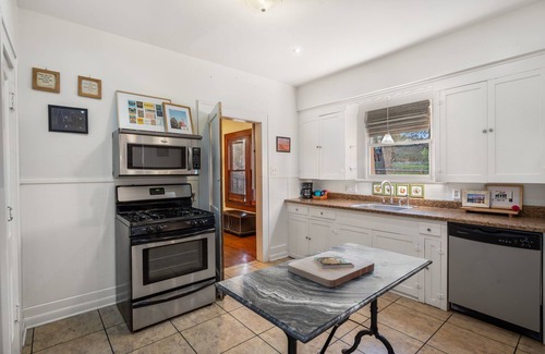Travis Heights House | The Yellow Rose of SoCo:Charming Home Steps from South Congress and 1 mile to Downtown
