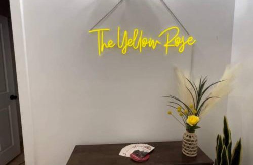 Waxahachie House | Discover Family-Friendly Comfort at The Yellowrose Hotel