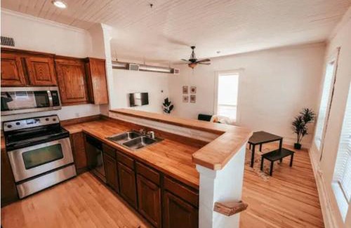 Waxahachie House | Discover Family-Friendly Comfort at The Yellowrose Hotel