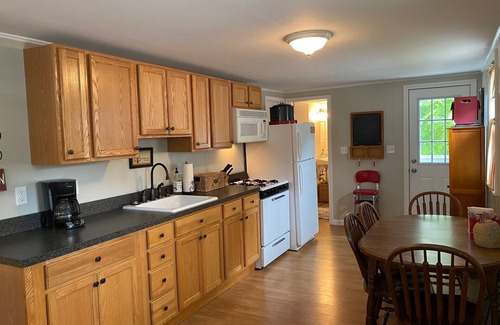 York Beach Cottage | Updated York Hut: Steps from Long Sands Beach & Ocean Views