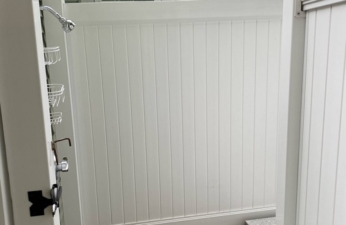 York Beach Cottage | Updated York Hut: Steps from Long Sands Beach & Ocean Views