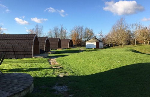 East Huntspill Ski Chalet | Modern Yurt Getaway with Four Poster Bed & Family-Friendly Amenities