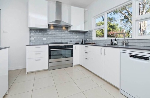 Blair Athol House | Discover The Zebra: 4 Bedrooms, Pet-Friendly & Wi-Fi