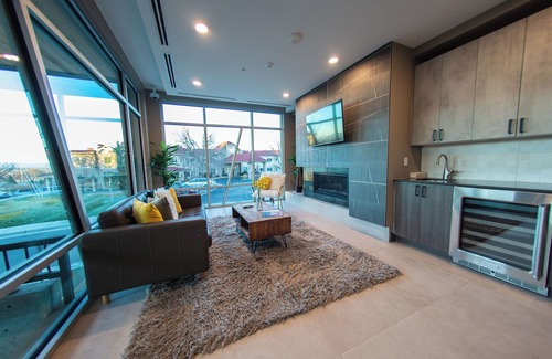 Berkley Condo | Discover The Zen Den - A Tranquil City Oasis Awaits You