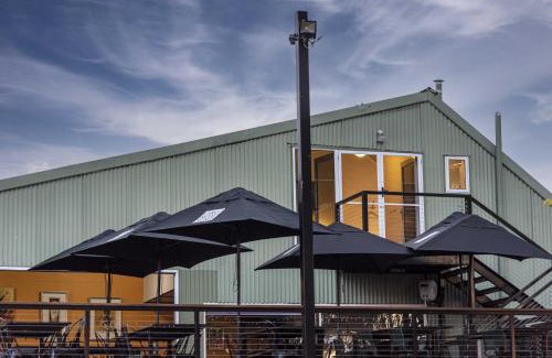 Lidster Bed & Breakfast | Cozy Retreat at The Zin Loft with Hot Tub & Fireplace